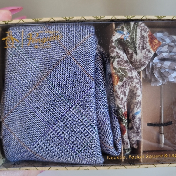 Tie, lapel pin and pocket square set - Picture 2 of 3